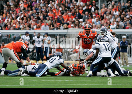 11 septembre 2010 - Vancouver, Colombie-Britannique, Canada - BC Lions # 32 RB Yonus Davis est plaqué au sol par les Argonauts de Toronto # 94 DT Kevin Huntley et # 26 LB Jordanie moins (Image Crédit : © James Healey/ZUMApress.com) Southcreek/mondial Banque D'Images