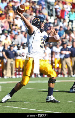 11 septembre 2010 - Chestnut Hill, Massachusetts, United States of America - Kent State Quarterback Sophomore Spencer Keith (3) passé pour un total de 201 verges en 36 tentatives avec 2 interceptions pendant le match contre Boston College Eagles. Boston College Eagles défait la Kent State Golden Flashes 26 - 13. (Crédit Image : © Mark Fort/global/ZUMApress.com) Southcreek Banque D'Images