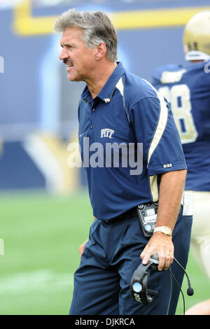 11 septembre 2010 - Pittsburgh, Pennsylvanie, États-Unis d'Amérique - 11 septembre 2010 : Pittsburgh Panthers l'entraîneur-chef Dave Wannstedt est concerné avec le New Hampshire longue route dans le 3e trimestre au Heinz Field de Pittsburgh, Pennsylvanie. Pittsburgh Panthers battre le New Hampshire 38-16. (Crédit Image : © Paul Lindenfelser/ZUMApress.com) Southcreek/mondial Banque D'Images