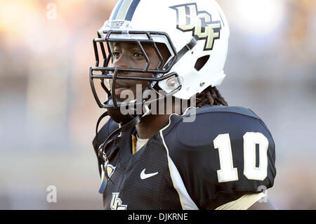 11 septembre 2010 - Orlando, Floride, États-Unis d'Amérique - UCF Knights wide receiver Nico Flores (10) au cours de la partie au stade Brighthouse à Orlando, NC State défait UCF 28-21. (Crédit Image : © Brad Barr/ZUMApress.com) Southcreek/mondial Banque D'Images