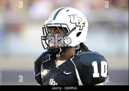 11 septembre 2010 - Orlando, Floride, États-Unis d'Amérique - UCF Knights wide receiver Nico Flores (10) au cours de la partie au stade Brighthouse à Orlando, NC State défait UCF 28-21. (Crédit Image : © Brad Barr/ZUMApress.com) Southcreek/mondial Banque D'Images