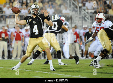 11 septembre 2010 - Orlando, Floride, États-Unis d'Amérique - UCF Knights quarterback Rob Calabrese (4) fixe pour jeter sur 3e vers le bas pendant le jeu à Brighthouse Arena à Orlando, où la NC State défait UCF 28-21. (Crédit Image : © Brad Barr/ZUMApress.com) Southcreek/mondial Banque D'Images