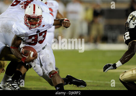 11 septembre 2010 - Orlando, Floride, États-Unis d'Amérique - North Carolina State Wolfpack running back Mustafa Greene (33) fonctionne jusqu'au cours des UCF Knights Emery évoluait Allen (22) Au cours de la partie au stade Brighthouse à Orlando, (Image Crédit : © Brad Barr/ZUMApress.com) Southcreek/mondial Banque D'Images