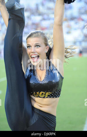 11 septembre 2010 - Orlando, Floride, États-Unis d'Amérique - UCF Cheerleaders faisait là travail à obtenir la foule a tiré jusqu'au cours de la partie au stade Brighthouse à Orlando, où la NC STate défait UCF 28-21 (crédit Image : © Brad Barr/ZUMApress.com) Southcreek/mondial Banque D'Images