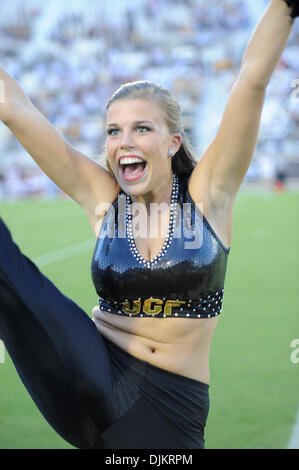 11 septembre 2010 - Orlando, Floride, États-Unis d'Amérique - UCF Cheerleaders faisait là travail à obtenir la foule a tiré jusqu'au cours de la partie au stade Brighthouse à Orlando, où la NC STate défait UCF 28-21 (crédit Image : © Brad Barr/ZUMApress.com) Southcreek/mondial Banque D'Images