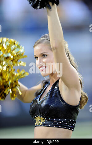 11 septembre 2010 - Orlando, Floride, États-Unis d'Amérique - UCF Cheerleaders faisait là travail à obtenir la foule a tiré jusqu'au cours de la partie au stade Brighthouse à Orlando, où la NC STate défait UCF 28-21 (crédit Image : © Brad Barr/ZUMApress.com) Southcreek/mondial Banque D'Images