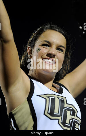 11 septembre 2010 - Orlando, Floride, États-Unis d'Amérique - UCF Cheerleaders faisait là travail à obtenir la foule a tiré jusqu'au cours de la partie au stade Brighthouse à Orlando, où la NC STate défait UCF 28-21 (crédit Image : © Brad Barr/ZUMApress.com) Southcreek/mondial Banque D'Images