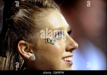 11 septembre 2010 - Orlando, Floride, États-Unis d'Amérique - UCF Cheerleaders faisait là travail à obtenir la foule a tiré jusqu'au cours de la partie au stade Brighthouse à Orlando, où la NC STate défait UCF 28-21 (crédit Image : © Brad Barr/ZUMApress.com) Southcreek/mondial Banque D'Images