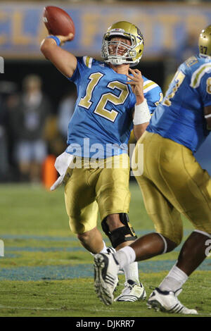 11 septembre 2010 - Pasadena, Californie, États-Unis d'Amérique - UCLA Bruins quarterback Richard Brehaut # 12 en action au cours de l'UCLA vs jeu de Stanford au Rose Bowl, Stanford a ensuite battu UCLA avec un score final de 35-0. (Crédit Image : © Brandon Parry/global/ZUMApress.com) Southcreek Banque D'Images
