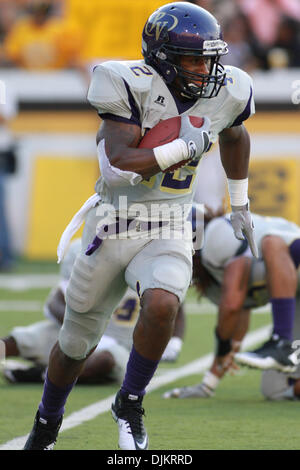 11 septembre 2010 - Hattiesburg, Mississippi, United States of America - Prairie View A & M QB Andrew McGlory (12) s'exécute à l'extérieur. Departement défait Prairie View A & M 34-7 dans le jeu à la M.M. Roberts Stadium. (Crédit Image : © Collin Hays/ZUMApress.com) Southcreek/mondial Banque D'Images