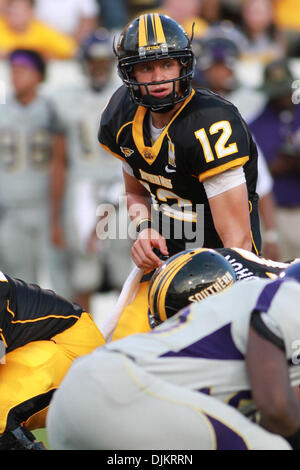 11 septembre 2010 - Hattiesburg, Mississippi, United States of America - Departement QB Austin Davis (12) vérifie la défense dans le sud de Mlle gagner plus de Prairie View A & M 34-7 dans le jeu à la M.M. Roberts Stadium. (Crédit Image : © Collin Hays/ZUMApress.com) Southcreek/mondial Banque D'Images