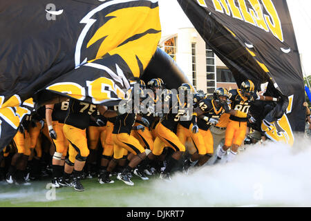 11 septembre 2010 - Hattiesburg, Mississippi, United States of America - Departement Golden Eagles prendre le champ. Departement défait Prairie View A & M 34-7 dans le jeu à la M.M. Roberts Stadium. (Crédit Image : © Collin Hays/ZUMApress.com) Southcreek/mondial Banque D'Images