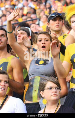 11 septembre 2010 - Hattiesburg, Mississippi, United States of America - Fans cheer pour leur équipe tandis que l'objet dans la peinture. Departement défait Prairie View A & M 34-7 dans le jeu à la M.M. Roberts Stadium. (Crédit Image : © Collin Hays/ZUMApress.com) Southcreek/mondial Banque D'Images