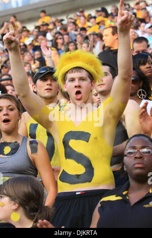 11 septembre 2010 - Hattiesburg, Mississippi, United States of America - Fans cheer pour leur équipe tandis que l'objet dans la peinture. Departement défait Prairie View A & M 34-7 dans le jeu à la M.M. Roberts Stadium. (Crédit Image : © Collin Hays/ZUMApress.com) Southcreek/mondial Banque D'Images