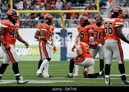 11 septembre 2010 - Vancouver, Colombie-Britannique, Canada - BC Lions prenez le temps de discuter alors que Jeremy Geathers est pris sur le terrain au cours de l'samedi à l'Empire jeu de champ. (Crédit Image : © James Healey/ZUMApress.com) Southcreek/mondial Banque D'Images