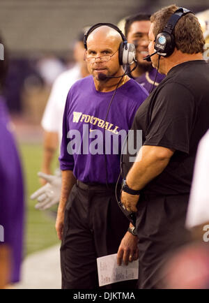 11 septembre 2010 - Seattle, Washington, United States - entraîneur adjoint Nick Holt pendant le jeu entre les Huskies de Washington et de l'Orange de Syracuse au stade Husky. Les Huskies a ensuite battu l'orange avant partie avant 41-20. (Crédit Image : © Jimmy Hickey/ZUMApress.com) Southcreek/mondial Banque D'Images