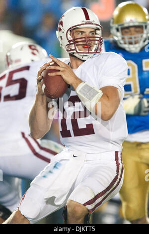 11 septembre 2010 - Pasadena, Californie, États-Unis d'Amérique - Stanford Cardinal quarterback Andrew Luck # 12 en action au cours de l'UCLA vs jeu de Stanford au Rose Bowl, Stanford a ensuite battu UCLA avec un score final de 35-0. (Crédit Image : © Brandon Parry/global/ZUMAPRESS.com) Southcreek Banque D'Images