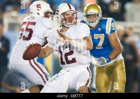 11 septembre 2010 - Pasadena, Californie, États-Unis d'Amérique - Stanford Cardinal quarterback Andrew Luck # 12 en action au cours de l'UCLA vs jeu de Stanford au Rose Bowl, Stanford a ensuite battu UCLA avec un score final de 35-0. (Crédit Image : © Brandon Parry/global/ZUMAPRESS.com) Southcreek Banque D'Images