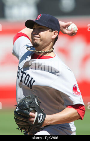 12 septembre 2010 - Oakland, Californie, États-Unis d'Amérique - Red Sox pitcher Josh Beckett (19) emplacements au cours de la MLB match entre les Athletics d'Oakland et les Red Sox de Boston au Oakland-Alameda County Coliseum. Les Red Sox en éviter une série sweep en battant les A's 5-3. (Crédit Image : © Matt Cohen/ZUMApress.com) Southcreek/mondial Banque D'Images