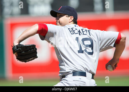 12 septembre 2010 - Oakland, Californie, États-Unis d'Amérique - Red Sox pitcher Josh Beckett (19) emplacements au cours de la MLB match entre les Athletics d'Oakland et les Red Sox de Boston au Oakland-Alameda County Coliseum. Les Red Sox en éviter une série sweep en battant les A's 5-3. (Crédit Image : © Matt Cohen/ZUMApress.com) Southcreek/mondial Banque D'Images