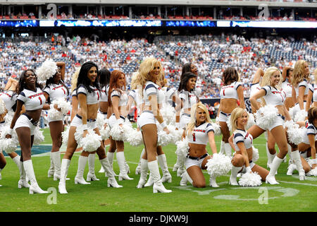 12 septembre 2010 - Houston, Texas, États-Unis d'Amérique - Les cheerleaders des Houston Texans effectuer avant le match entre les Houston Texans et les Indianapolis Colts. Les Texans défait les Colts 34-24. (Crédit Image : © Jerome Miron/ZUMApress.com) Southcreek/mondial Banque D'Images