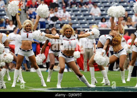 12 septembre 2010 - Houston, Texas, États-Unis d'Amérique - Les cheerleaders des Houston Texans effectuer avant le match entre les Houston Texans et les Indianapolis Colts. Les Texans défait les Colts 34-24. (Crédit Image : © Jerome Miron/ZUMApress.com) Southcreek/mondial Banque D'Images