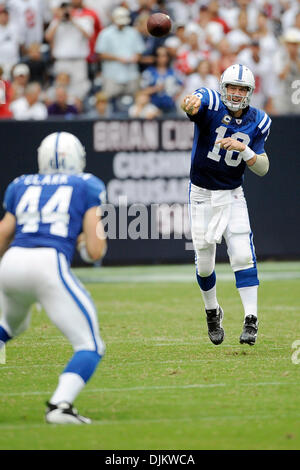 12 septembre 2010 - Houston, Texas, États-Unis d'Amérique - Indianapolis Colts tight end Dallas Clark (44) a été Indianapolis Colts quarterback Peyton Manning's (18) cible favorite pendant le jeu entre les Houston Texans et les Indianapolis Colts. Les Texans défait les Colts 34-24. (Crédit Image : © Jerome Miron/ZUMApress.com) Southcreek/mondial Banque D'Images