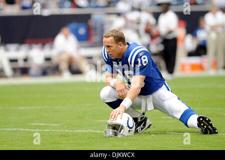 12 septembre 2010 - Houston, Texas, États-Unis d'Amérique - Indianapolis Colts quarterback Peyton Manning (18) s'étend avant le match entre les Houston Texans et les Indianapolis Colts. Les Texans défait les Colts 34-24. (Crédit Image : © Jerome Miron/ZUMApress.com) Southcreek/mondial Banque D'Images