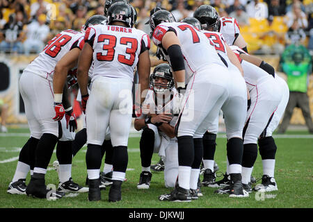 12 septembre 2010 - Pittsburgh, Pennsylvanie, États-Unis d'Amérique - Atlanta Falcons' Quarterback Matt Ryan (2) dans le caucus au deuxième trimestre comme les Steelers prendre sur les faucons de Heinz Field de Pittsburgh, PA....Steelers sont liées avec les Falcons 3-3 à la moitié. (Crédit Image : © Dean Beattie/global/ZUMApress.com) Southcreek Banque D'Images