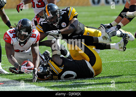 12 septembre 2010 - Pittsburgh, Pennsylvanie, États-Unis d'Amérique - offensive des Steelers de Pittsburgh linebacker JAMES HARRISON (92) pousse Atlanta Falcons' wide receiver RODDY WHITE (84) hors des limites sur le sommet de Pittsburgh Steelers' corner retour BRYANT MCFADDEN (20) au quatrième trimestre, alors que les Steelers prendre sur les faucons de Heinz Field de Pittsburgh, PA....Steelers gagner dans overti Banque D'Images