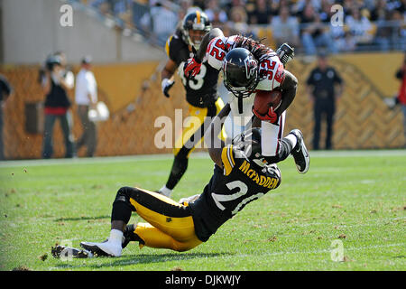 12 septembre 2010 - Pittsburgh, Pennsylvanie, États-Unis d'Amérique - Pittsburgh Steelers' corner retour BRYANT MCFADDEN (20) s'empare de Atlanta Falcons' d'utiliser de nouveau Jerious Norwood (32) dans les airs alors qu'il tente de sauter par-dessus MCFADDEN au quatrième trimestre, les Steelers prendre sur les faucons de Heinz Field de Pittsburgh, PA....Steelers gagner en prolongation sur les faucons par un 15-9 (Ima Crédit Banque D'Images