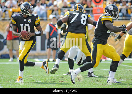 12 septembre 2010 - Pittsburgh, Pennsylvanie, États-Unis d'Amérique - Pittsburgh Steelers' indiquant quarterback DENNIS DIXON (10) recherche un récepteur ouvert au troisième trimestre, les Steelers prendre sur les faucons de Heinz Field de Pittsburgh, PA....Steelers gagner en prolongation sur les faucons par un 15-9 (crédit Image : © Dean Beattie/global/ZUMApress.com) Southcreek Banque D'Images