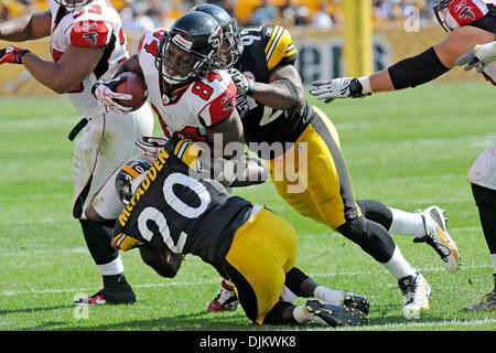 12 septembre 2010 - Pittsburgh, Pennsylvanie, États-Unis d'Amérique - Pittsburgh Steelers' corner retour BRYANT MCFADDEN (20) et l'offensive des Steelers de Pittsburgh linebacker JAMES HARRISON (92) prendre des Atlanta Falcons' wide receiver RODDY WHITE (84) au quatrième trimestre, alors que les Steelers prendre sur les faucons de Heinz Field de Pittsburgh, PA....Steelers gagner en prolongation sur les faucons Banque D'Images