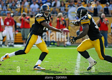 12 septembre 2010 - Pittsburgh, Pennsylvanie, États-Unis d'Amérique - Pittsburgh Steelers' quart partant DENNIS DIXON (10) rend la main à Pittsburgh Steelers' running back Rashard Mendenhall (34) au quatrième trimestre, alors que les Steelers prendre sur les faucons de Heinz Field de Pittsburgh, PA....Steelers gagner en prolongation sur les faucons par un score de 15-9 (Image Crédit : © D Banque D'Images