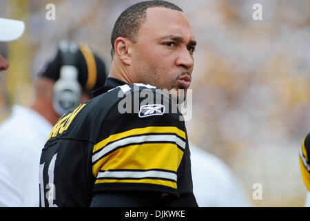 12 septembre 2010 - Pittsburgh, Pennsylvanie, États-Unis d'Amérique - Pittsburgh Steelers' quarterback CHARLIE BATCH (16) se tient à l'écart au deuxième trimestre, les Steelers prendre sur les faucons de Heinz Field de Pittsburgh, PA....Steelers gagner en prolongation sur les faucons par un 15-9 (crédit Image : © Dean Beattie/global/ZUMApress.com) Southcreek Banque D'Images