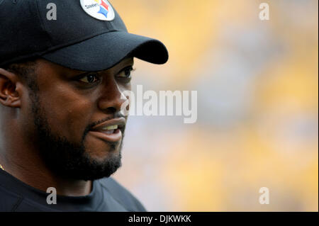 12 septembre 2010 - Pittsburgh, Pennsylvanie, États-Unis d'Amérique - Pittsburgh Steelers' L'ENTRAÎNEUR-CHEF MIKE TOMLIN erre dans les coulisses pendant la pré-jeu comme les Steelers prendre sur les faucons de Heinz Field de Pittsburgh, PA....Steelers gagner en prolongation sur les faucons par un score de 15-9. (Crédit Image : © Dean Beattie/global/ZUMApress.com) Southcreek Banque D'Images