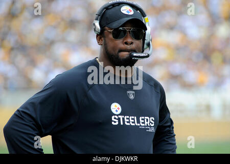12 septembre 2010 - Pittsburgh, Pennsylvanie, États-Unis d'Amérique - Pittsburgh Steelers' L'ENTRAÎNEUR-CHEF MIKE TOMLIN sur la touche pendant la pré-jeu comme les Steelers prendre sur les faucons de Heinz Field de Pittsburgh, PA....Steelers gagner en prolongation sur les faucons par un score de 15-9. (Crédit Image : © Dean Beattie/global/ZUMApress.com) Southcreek Banque D'Images