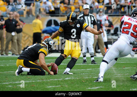 12 septembre 2010 - Pittsburgh, Pennsylvanie, États-Unis d'Amérique - avec Pittsburgh Steelers' punter DAN SEPULVEDA (9) maintenant les Pittsburgh Steelers' kicker JEFF REED (3) fait l'histoire de Heinz Field par les coups de la plus longue partie objectif à ce jour, 52 mètres, dans le premier trimestre, les Steelers prendre sur les faucons de Heinz Field de Pittsburgh, PA....Steelers gagner en prolongation au cours de la Fal Banque D'Images