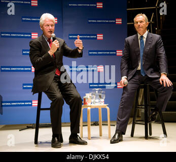 13 septembre 2010 - Philadelphie, Pennsylvanie, États-Unis - l'ancien président, Bill Clinton et l'ancien Premier Ministre de l'Angleterre, TONY BLAIR, participer à une conversation dans le stade National Constitution Center's Kimmel Theatre. La conversation a coïncidé avec la publication de Tony Blair's bestselling memoir, 'voyage', et la présentation de la Médaille de la liberté 2010, qui le Cen Banque D'Images