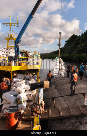 Déchargement de sacs de farine et de sucre à partir de la fourniture irrégulière voile Lady Sandy sur le quai près de Lomati Matuku, Fidji Banque D'Images