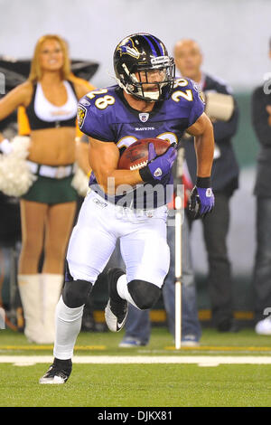 13 septembre 2010 - East Rutherford, New Jersey, United States of America - Baltimore Ravens gratuit à la Tom Zbikowski (28) dans l'action au New Meadowlands Stadium à East Rutherford dans le New Jersey. (Crédit Image : © Brooks Van Arx/global/ZUMApress.com) Southcreek Banque D'Images