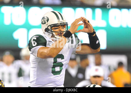 13 septembre 2010 - East Rutherford, New Jersey, United States of America - New York Jets quarterback Mark Sanchez (6) des signaux à son récepteur à New Meadowlands Stadium à East Rutherford dans le New Jersey. (Crédit Image : © Brooks Van Arx/global/ZUMApress.com) Southcreek Banque D'Images