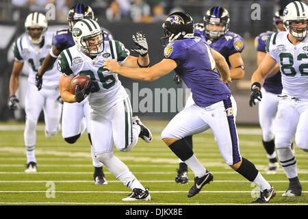 13 septembre 2010 - East Rutherford, New Jersey, United States of America - New York Jets coffre Jim Leonhard (36) outruns la défense des Ravens.at New Meadowlands Stadium à East Rutherford dans le New Jersey (crédit Image : © Brooks Van Arx/global/ZUMApress.com) Southcreek Banque D'Images