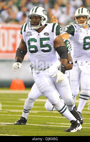 13 septembre 2010 - East Rutherford, New Jersey, United States of America - New York Jets guard Brandon Moore (65) dans l'action au New Meadowlands Stadium à East Rutherford dans le New Jersey (crédit Image : © Brooks Van Arx/global/ZUMApress.com) Southcreek Banque D'Images