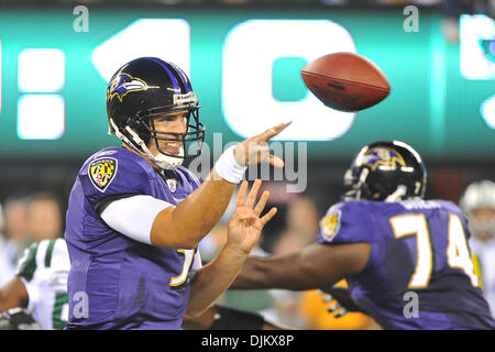 13 septembre 2010 - East Rutherford, New Jersey, United States of America - Baltimore Ravens quarterback Joe Flacco (5) throws pour un gain à court New Meadowlands Stadium à East Rutherford dans le New Jersey (crédit Image : © Brooks Van Arx/global/ZUMApress.com) Southcreek Banque D'Images