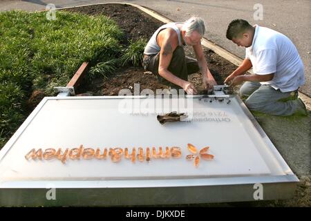 16 septembre 2010 - Memphis, TN, États-Unis - 16 septembre 2010 - David Drewery et Hector Perez travaux installation de Smith and Nephew signer à l'entrée du nouveau siège social de l'entreprise sur les fermes Goodlett Parkway. Les deux travaillent pour Williams Signer Company. (Crédit Image : © l'appel Commercial/ZUMApress.com) Banque D'Images