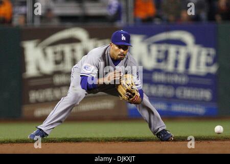 16 septembre 2010 - San Francisco, Californie, États-Unis d'Amérique - San Francisco Giants héberge les Dodgers de Los Angeles. Los Angeles Dodgers l'arrêt-court Rafael Furcal (15) fait une jouer contre les Giants de San Francisco. La défaite des Giants de San Francisco Los Angeles Dodgers 2 - 0. (Crédit Image : © Southcreek Dinno Kovic/global/ZUMApress.com) Banque D'Images