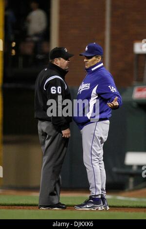 16 septembre 2010 - San Francisco, Californie, États-Unis d'Amérique - San Francisco Giants héberge les Dodgers de Los Angeles. Manager des Dodgers de Los Angeles, Joe Torres soutient avec l'arbitre pendant le match contre les Giants de San Francisco. La défaite des Giants de San Francisco Los Angeles Dodgers 2 - 0. (Crédit Image : © Southcreek Dinno Kovic/global/ZUMApress.com) Banque D'Images