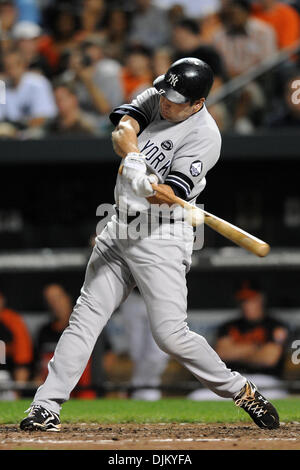 17 septembre 2010 - Baltimore, Maryland, États-Unis d'Amérique - New York Yankees frappeur désigné Lance Berkman (17) pivote à un lancer au cours de la huitième manche de vendredi nuit de match contre les Orioles de Baltimore à Camden Yards de Baltimore, MD. Les New York Yankees défait les Orioles de Baltimore 4-3. (Crédit Image : © Russell Tracy/global/ZUMApress.com) Southcreek Banque D'Images