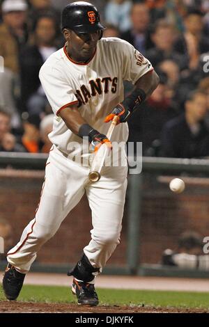 17 septembre 2010 - San Francisco, Californie, États-Unis d'Amérique - San Francisco Giants héberge les Dodgers de Los Angeles. L'arrêt-court des Giants de San Francisco (16) Edgar Renteria bunts un seul contre les Dodgers de Los Angeles. Défaite des Giants de San Francisco les Dodgers de Los Angeles 10-2. (Crédit Image : © Southcreek Dinno Kovic/global/ZUMApress.com) Banque D'Images